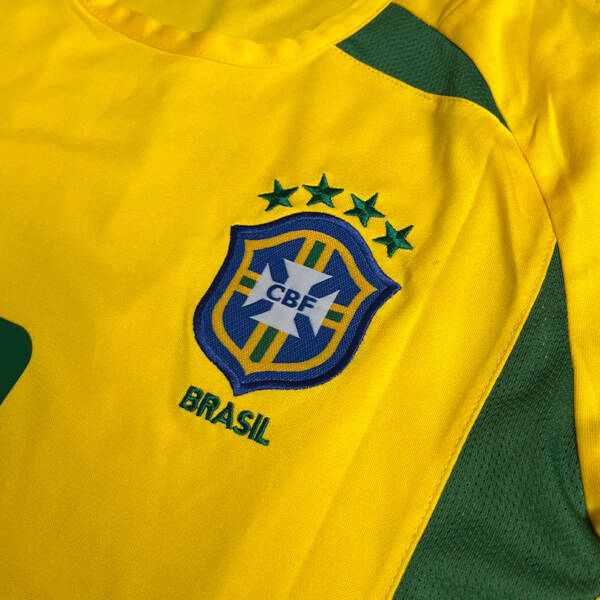 Maillot domicile Brésil 2002, jaune et vert, porté par Ronaldo lors de la victoire en Coupe du Monde.