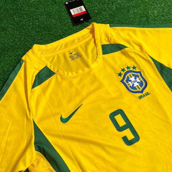 Maillot domicile Brésil 2002, jaune et vert, porté par Ronaldo lors de la victoire en Coupe du Monde.