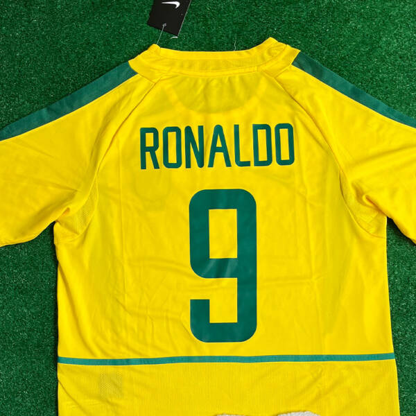 Maillot domicile Brésil 2002, jaune et vert, porté par Ronaldo lors de la victoire en Coupe du Monde.