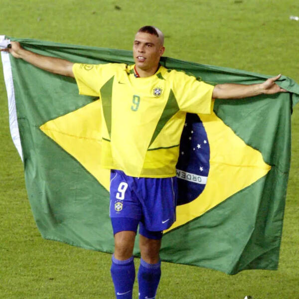 Maillot domicile Brésil 2002, jaune et vert, porté par Ronaldo lors de la victoire en Coupe du Monde.