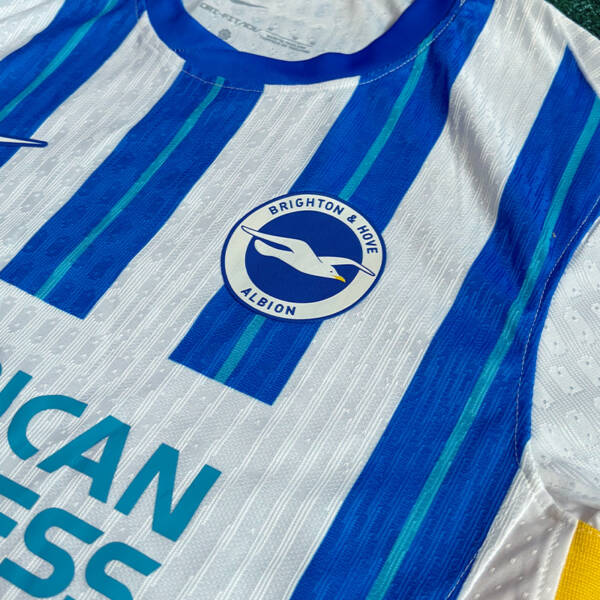 Maillot domicile Brighton 2025, design classique bleu et blanc.