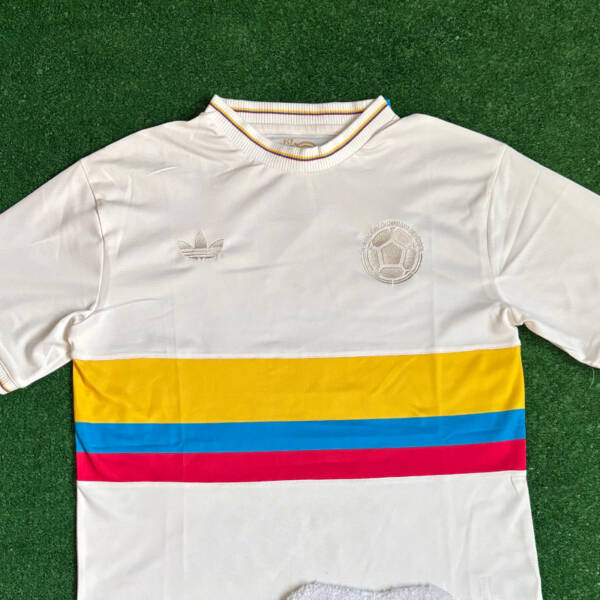 Maillot anniversaire 100 ans Colombie, avec des couleurs jaunes et bleues, célébrant l'héritage du football colombien.