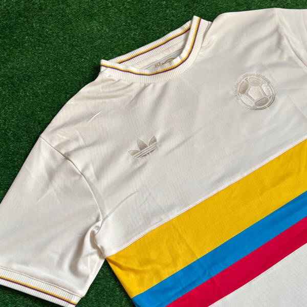 Maillot anniversaire 100 ans Colombie, avec des couleurs jaunes et bleues, célébrant l'héritage du football colombien.