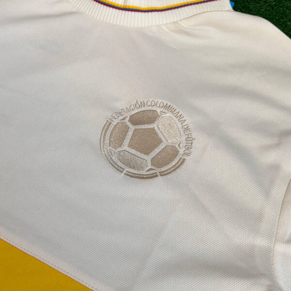 Maillot anniversaire 100 ans Colombie, avec des couleurs jaunes et bleues, célébrant l'héritage du football colombien.