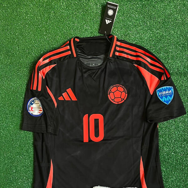 Maillot extérieur Colombie 2024, avec des couleurs jaunes et bleues, inspiré par James Rodríguez.