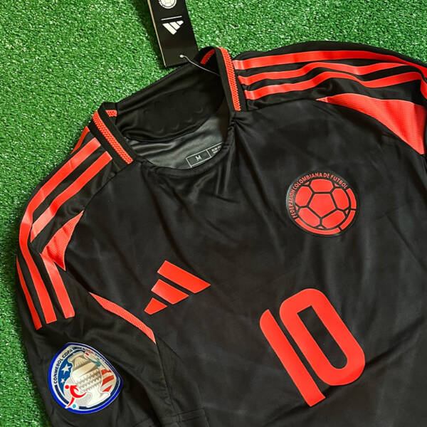 Maillot extérieur Colombie 2024, avec des couleurs jaunes et bleues, inspiré par James Rodríguez.
