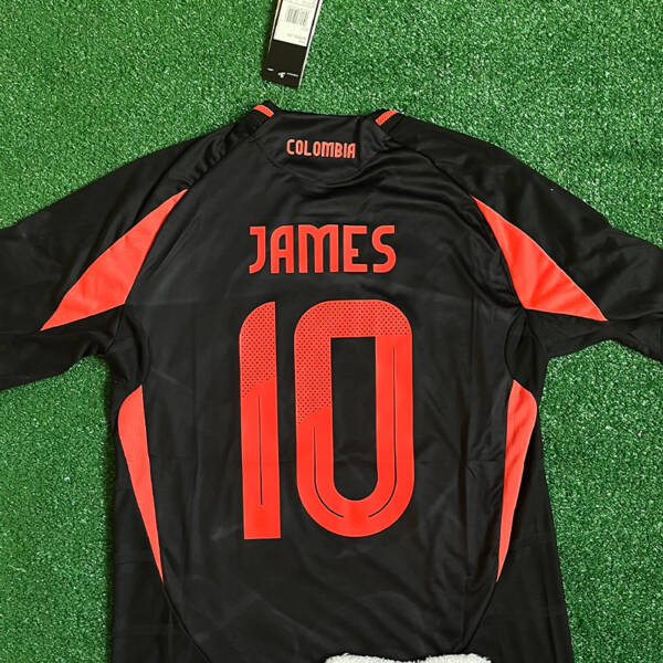 Maillot extérieur Colombie 2024, avec des couleurs jaunes et bleues, inspiré par James Rodríguez.
