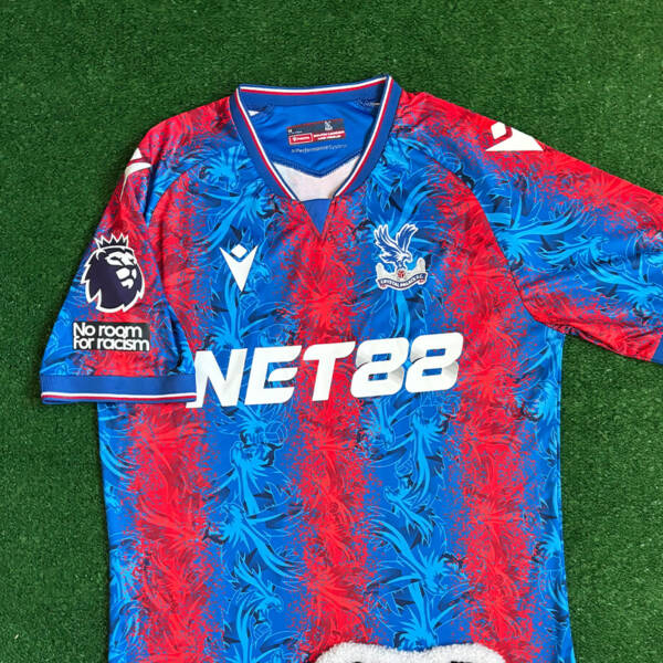 Maillot domicile Crystal Palace 2025, design classique bleu et rouge.