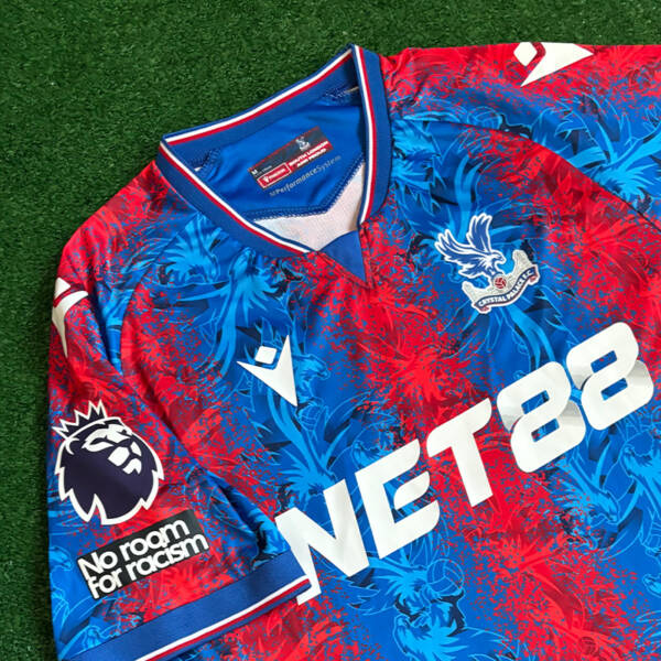 Maillot domicile Crystal Palace 2025, design classique bleu et rouge.