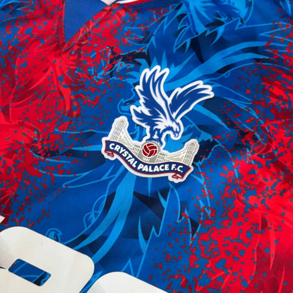 Maillot domicile Crystal Palace 2025, design classique bleu et rouge.