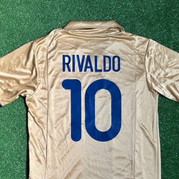 Maillot extérieur FC Barcelone 2001-2002, porté par Rivaldo.