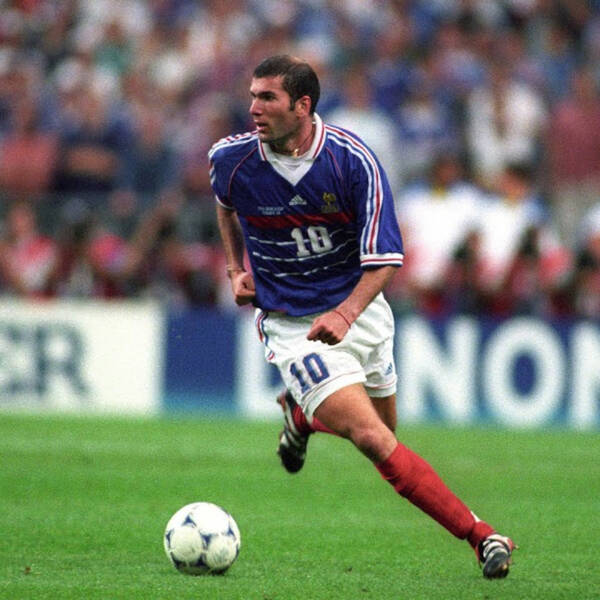 Maillot domicile France 1998, bleu avec bandes blanches et rouges, porté par Zidane.