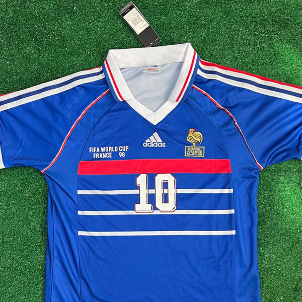 Maillot domicile France 1998, bleu avec bandes blanches et rouges, porté par Zidane.