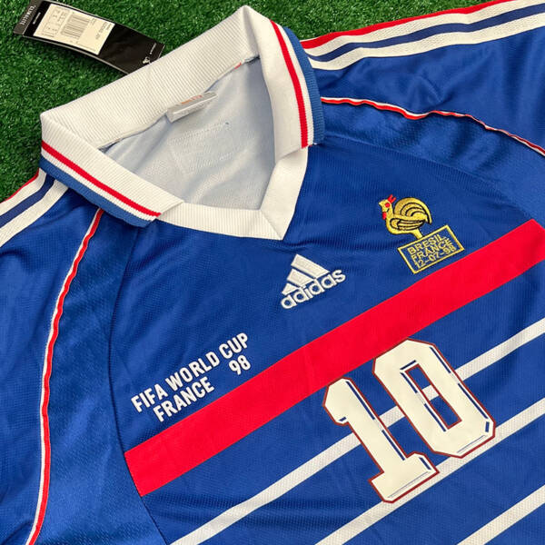 Maillot domicile France 1998, bleu avec bandes blanches et rouges, porté par Zidane.