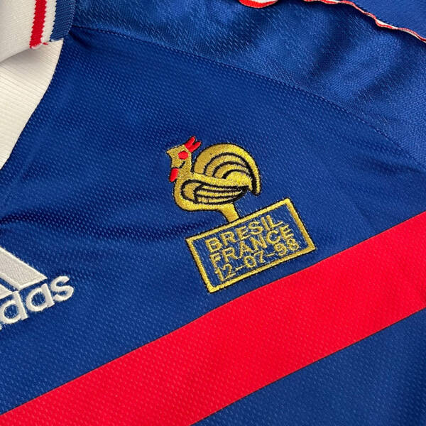 Maillot domicile France 1998, bleu avec bandes blanches et rouges, porté par Zidane.