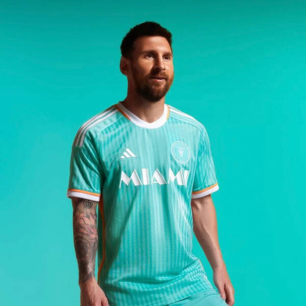 Maillot third Inter Miami 2024, design moderne avec des couleurs sobres et une touche de bleu ciel.