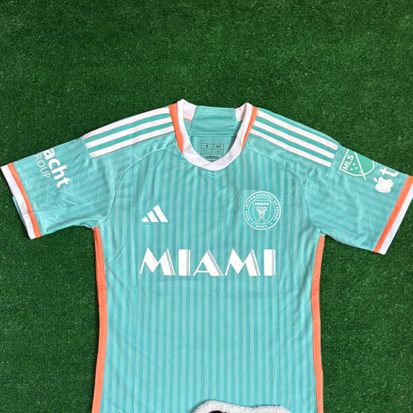 Maillot third Inter Miami 2024, design moderne avec des couleurs sobres et une touche de bleu ciel.