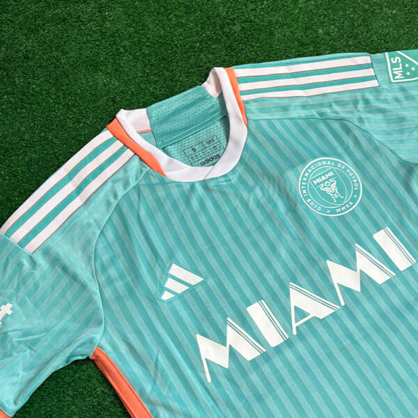 Maillot third Inter Miami 2024, design moderne avec des couleurs sobres et une touche de bleu ciel.