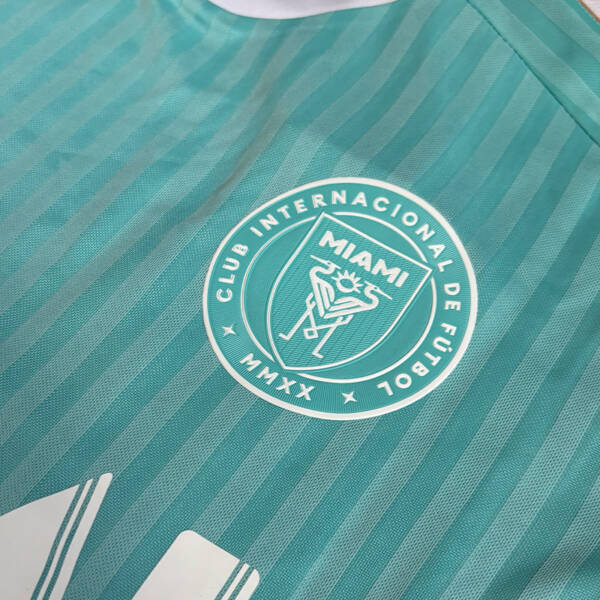 Maillot third Inter Miami 2024, design moderne avec des couleurs sobres et une touche de bleu ciel.