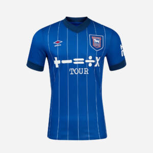 Maillot domicile Ipswich Town 2025, design classique avec des couleurs bleu et blanc.