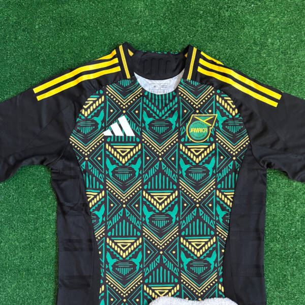 Maillot extérieur Jamaïque 2024, design moderne avec des couleurs noires et dorées.