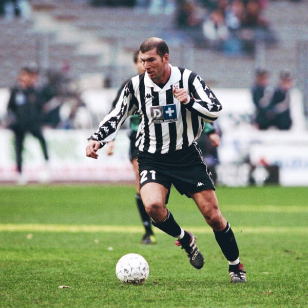 Maillot domicile Juventus 1999-2000, rayures noires et blanches classiques, porté par Zidane.