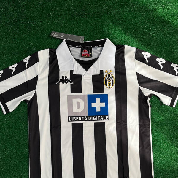 Maillot domicile Juventus 1999-2000, rayures noires et blanches classiques, porté par Zidane.