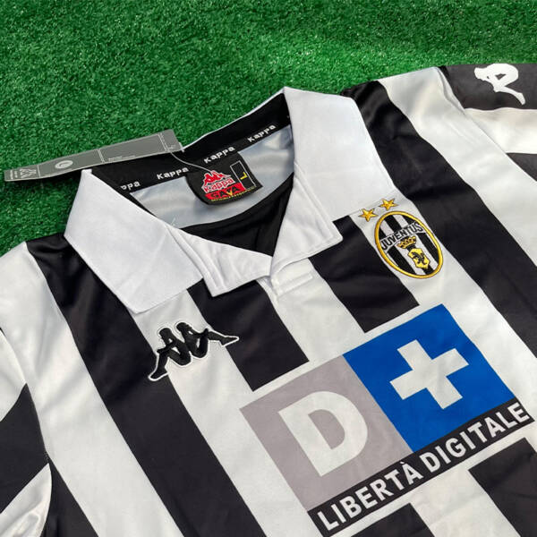 Maillot domicile Juventus 1999-2000, rayures noires et blanches classiques, porté par Zidane.