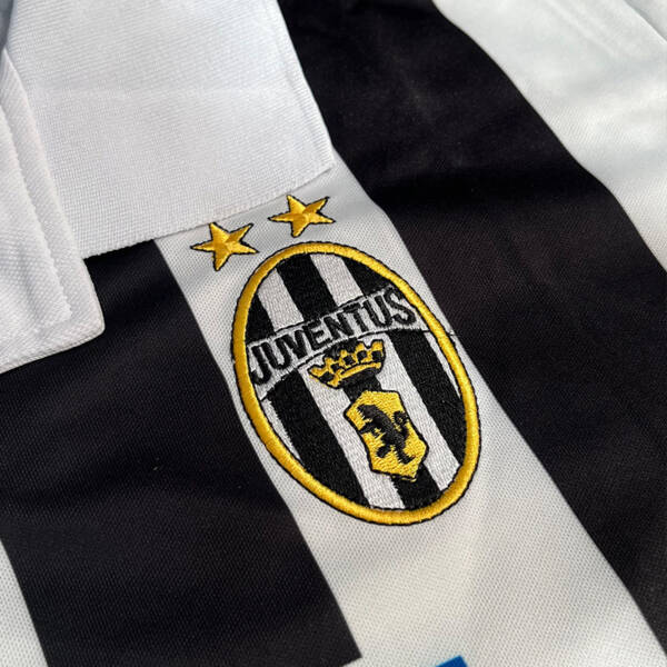 Maillot domicile Juventus 1999-2000, rayures noires et blanches classiques, porté par Zidane.