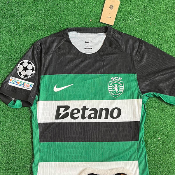 Maillot domicile Lisbonne 2025, design vert et blanc classique.