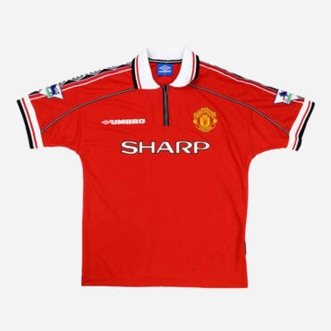 Maillot domicile Manchester United 1999, rouge légendaire.