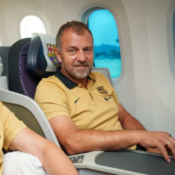 Polo doré FC Barcelone 2025 porté par le staff