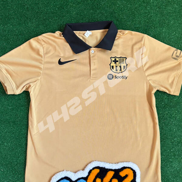Polo doré FC Barcelone 2025 porté par le staff