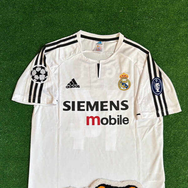 Maillot domicile Real Madrid 2003-2004, blanc classique.