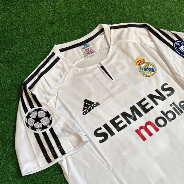Maillot domicile Real Madrid 2003-2004, blanc classique.