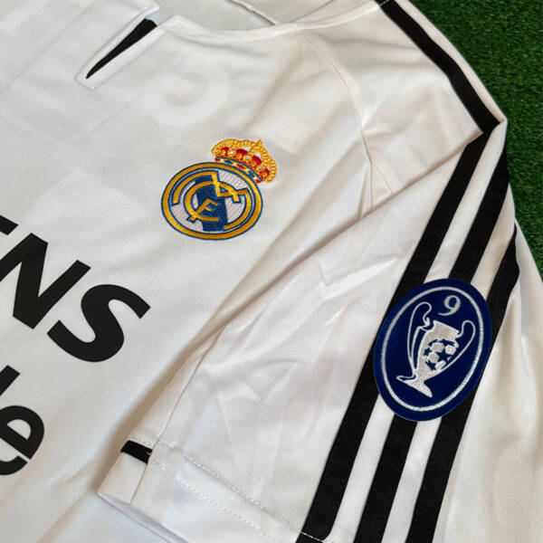 Maillot domicile Real Madrid 2003-2004, blanc classique.