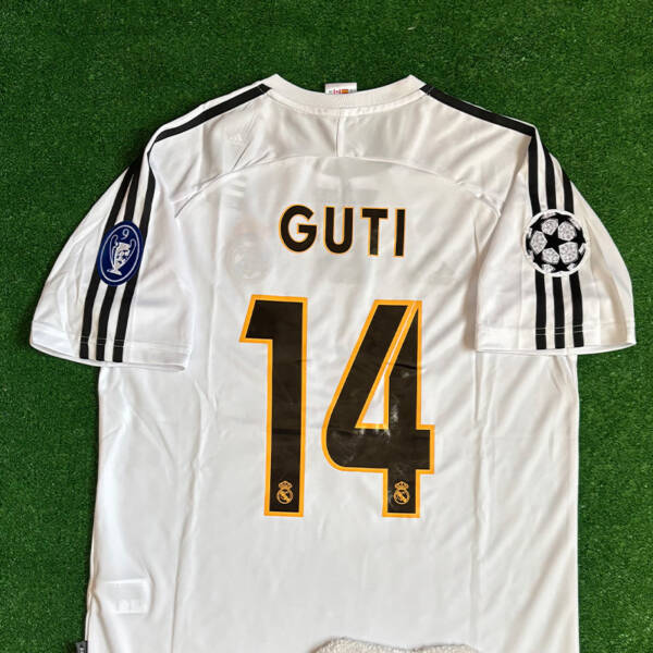 Maillot domicile Real Madrid 2003-2004, blanc classique.