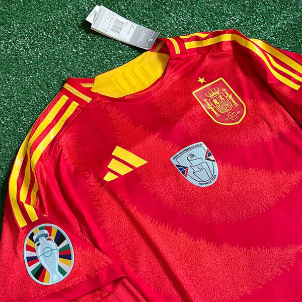 Maillot domicile officiel de l’Espagne, saison 2024, porté par Lamine Yamal.