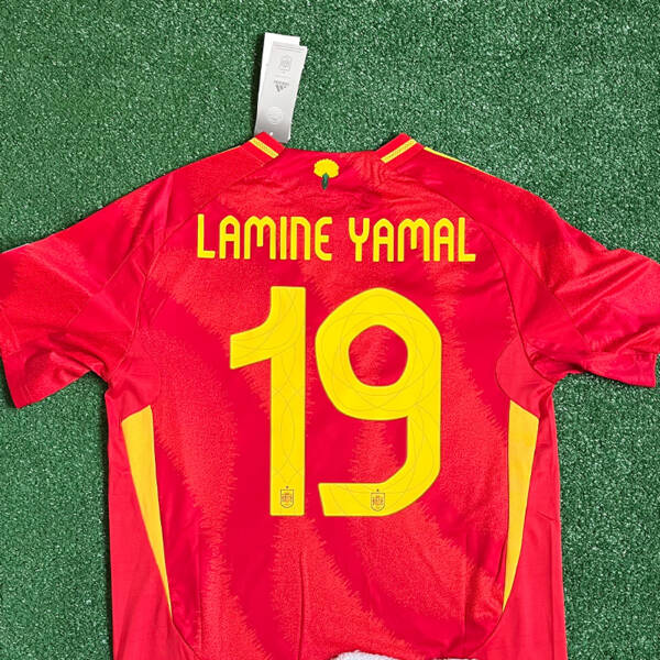 Maillot domicile Espagne 2024, porté par Lamine Yamal, avec des couleurs rouge et or.
