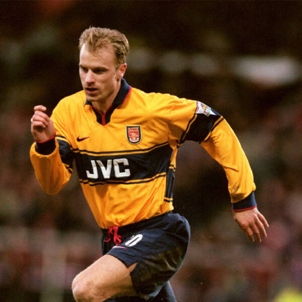 Maillot extérieur Arsenal 1998-1999, jaune avec des touches de bleu porté par Bergkamp.
