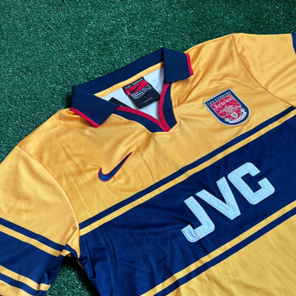 Maillot extérieur Arsenal 1998-1999, jaune avec des touches de bleu porté par Bergkamp.