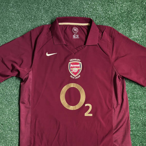 Maillot domicile Arsenal 2006, bordeaux avec touches dorées