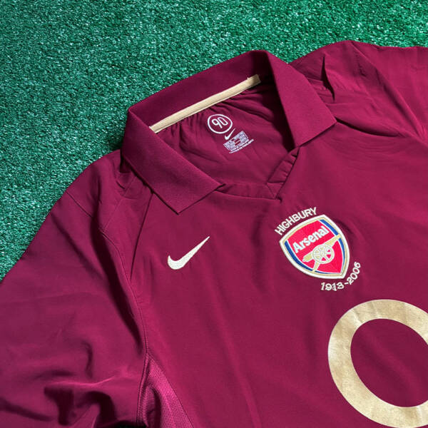 Maillot domicile Arsenal 2006, bordeaux avec touches dorées