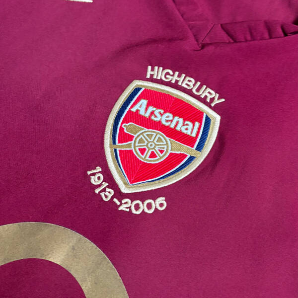 Maillot domicile Arsenal 2006, bordeaux avec touches dorées