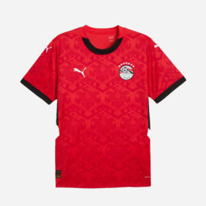 Maillot domicile Égypte 2025, rouge classique avec détails noirs.