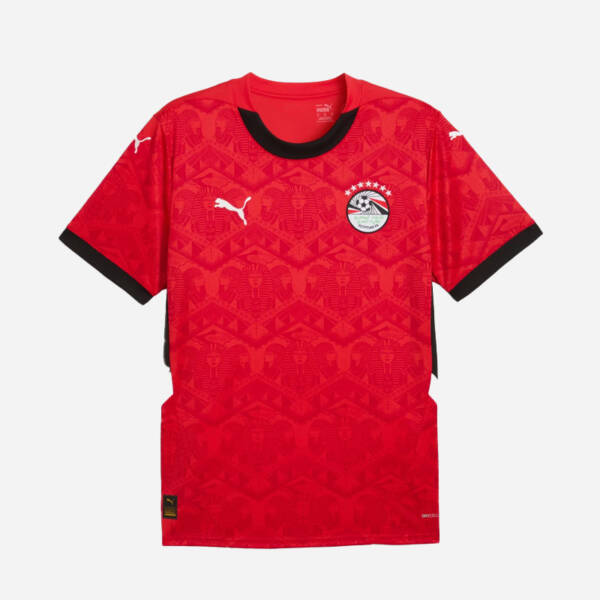Maillot domicile Égypte 2025, rouge classique avec détails noirs.