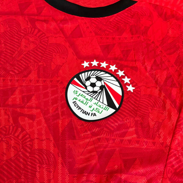Maillot domicile Égypte 2025, rouge classique avec détails noirs.