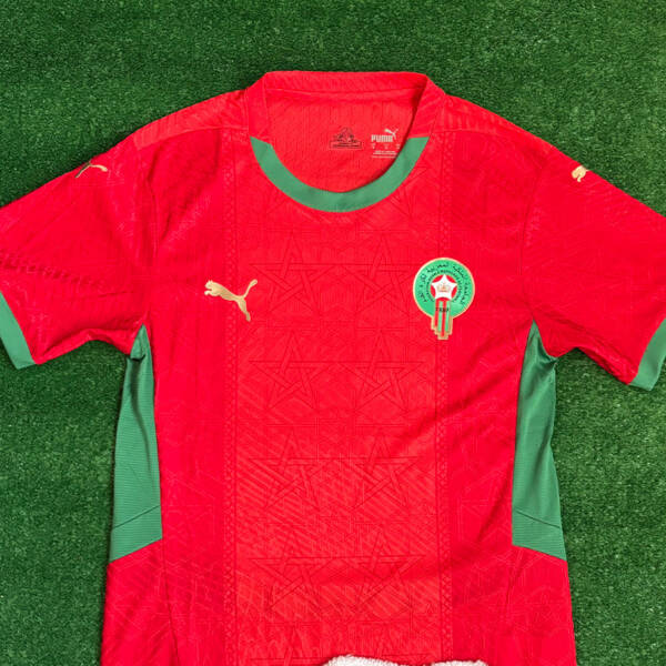 Maillot domicile Maroc 2025, rouge avec col vert.
