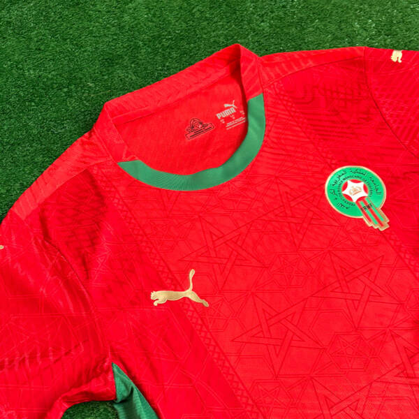 Maillot domicile Maroc 2025, rouge avec col vert.