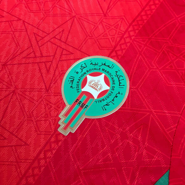 Maillot domicile Maroc 2025, rouge avec col vert.